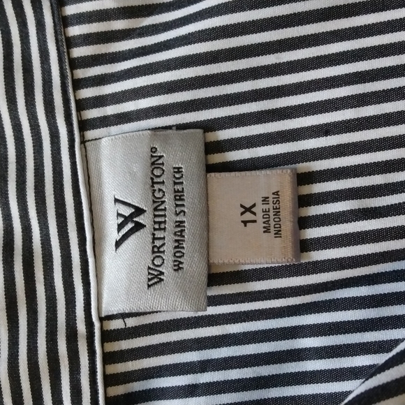 Size 1X fitted button down blouse - Picture 5 of 9